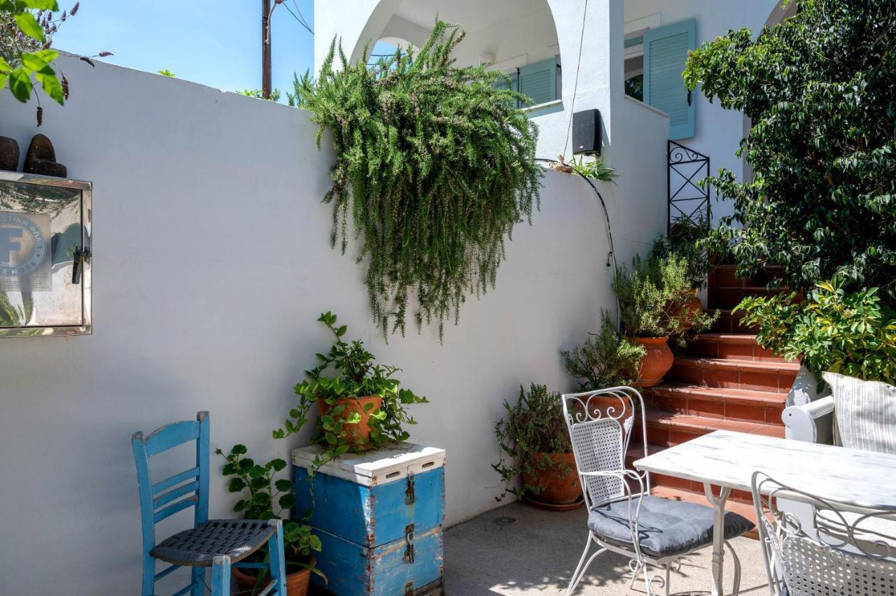 Odyssey Suites Poros Town Eksteriør bilde