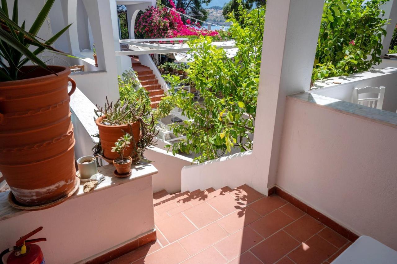 Odyssey Suites Poros Town Eksteriør bilde